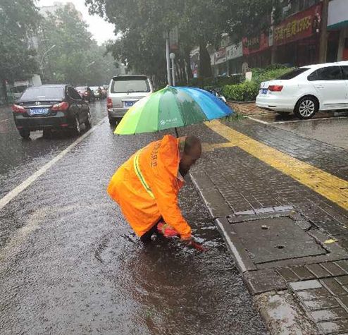 漯河郾城区环卫服务中心多项举措清理雨后道路淤泥